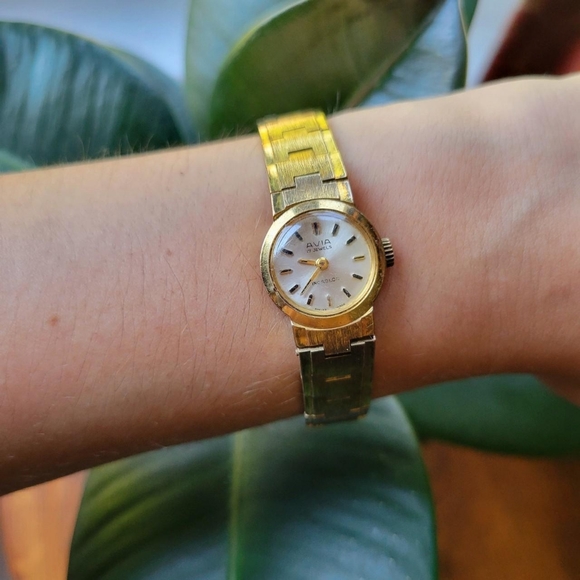 Vintage Dainty Gold Avia 17 Jewels Swiss Made Incabloc Watch - Picture 3 of 8